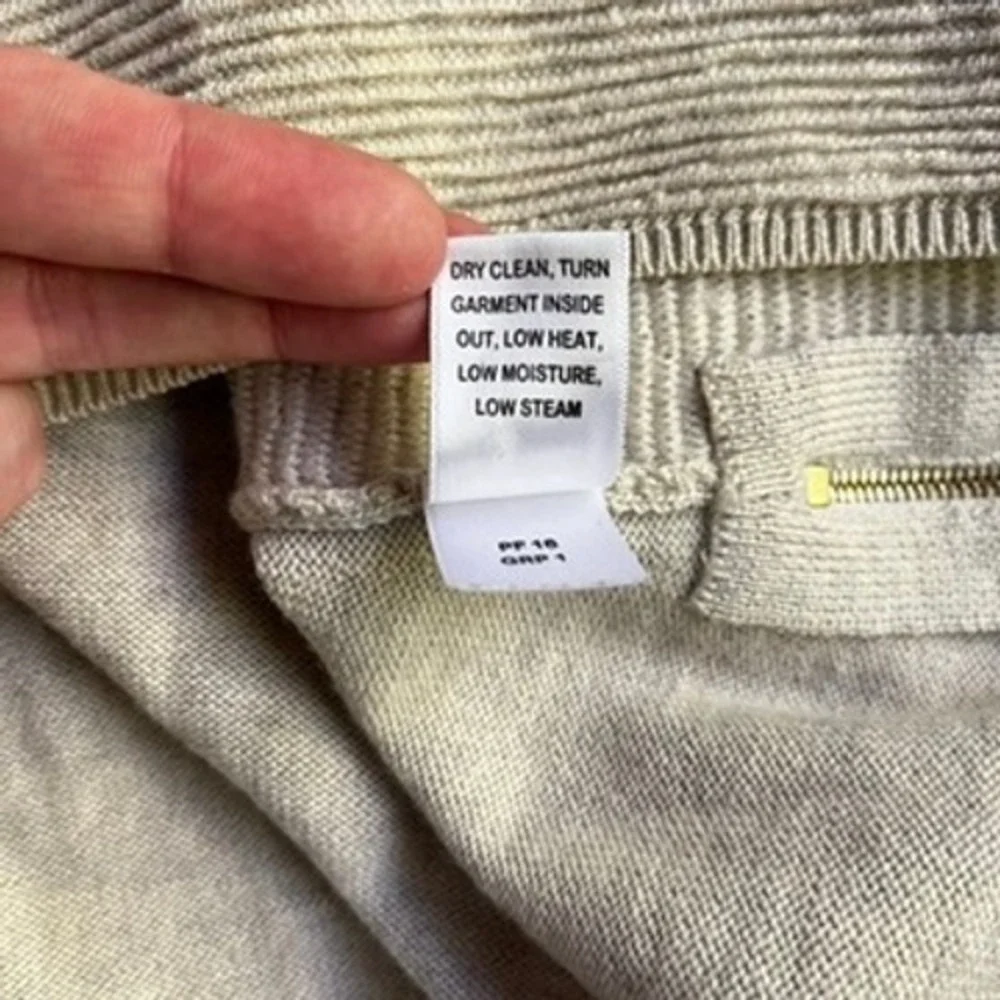 St. John Wool Crew Neck Ribbed Sweater with Zipper Detail‎ Cream size medium